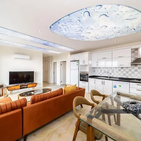 Spacious Apartment With Sea View In Alanya דירה *